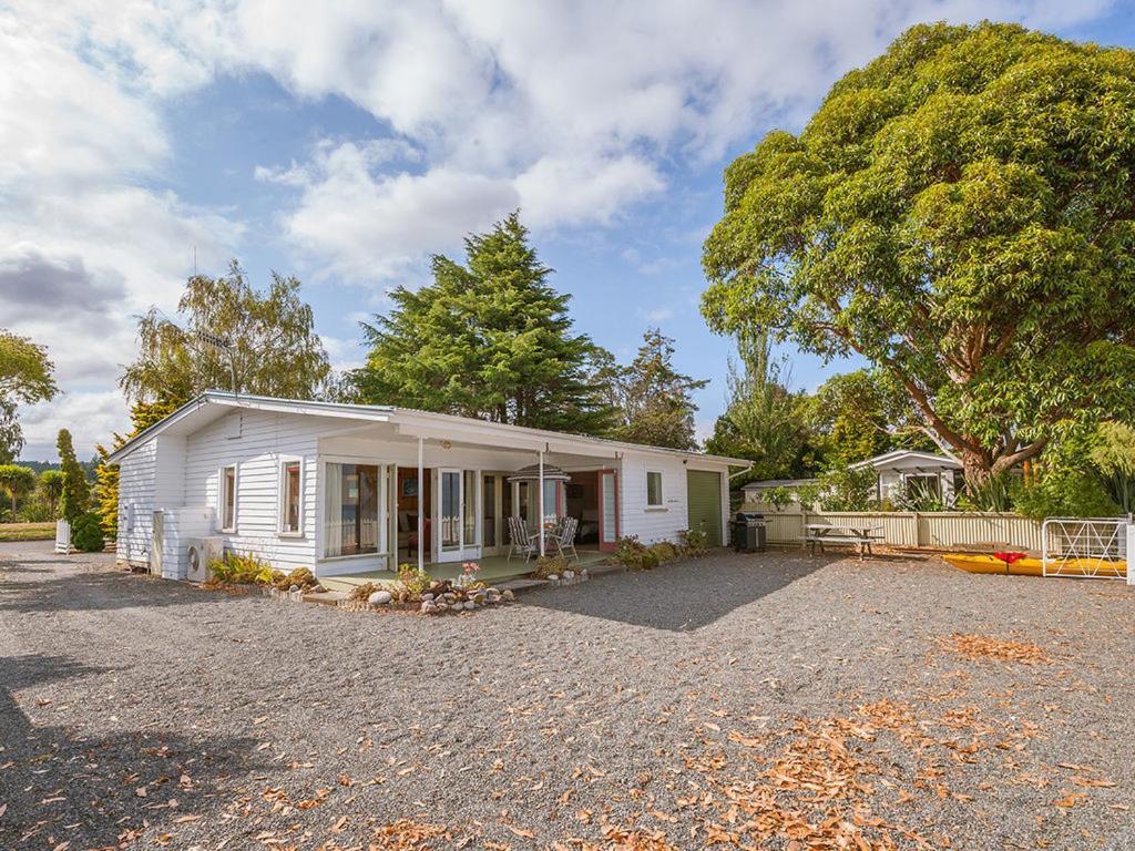 Lake Edge Cottage - Waitahanui Holiday Home Exteriör bild