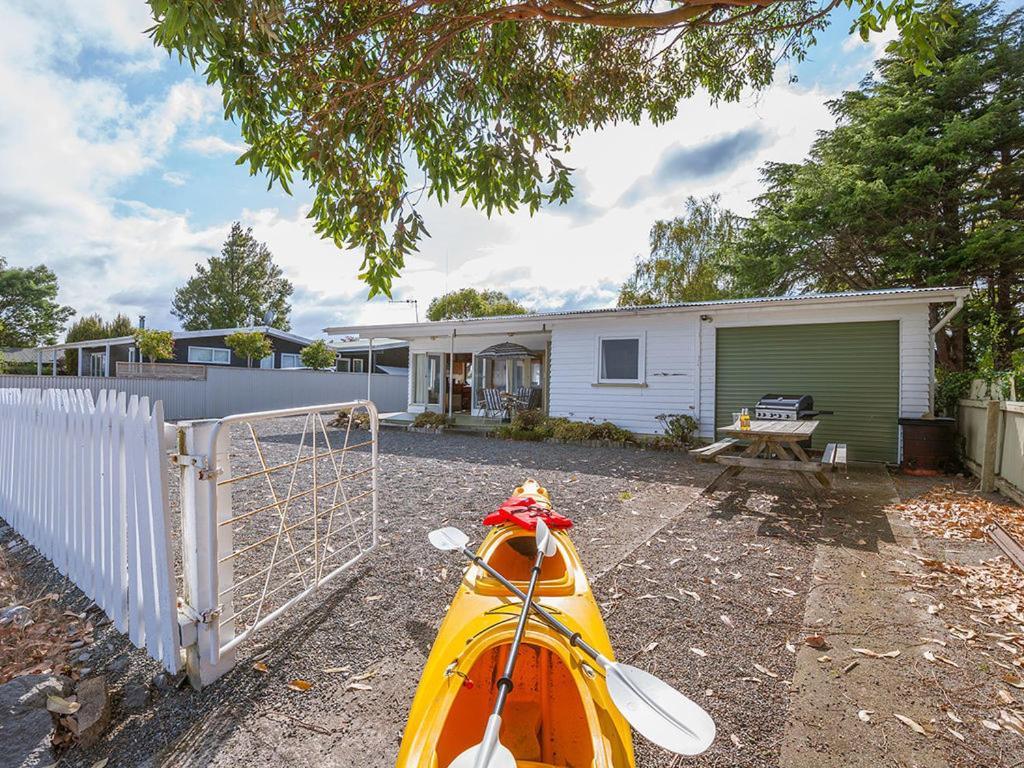 Lake Edge Cottage - Waitahanui Holiday Home Exteriör bild
